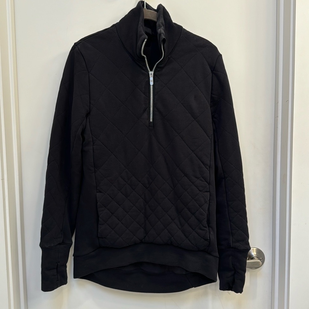 Authentic Lulu Lemon 1/2 zip sweatshirt. Kangaroo pocket. Silver hardware.